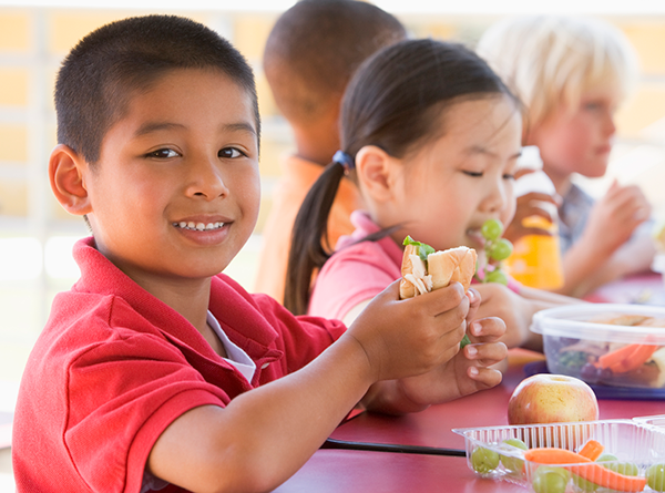 children eating lunch