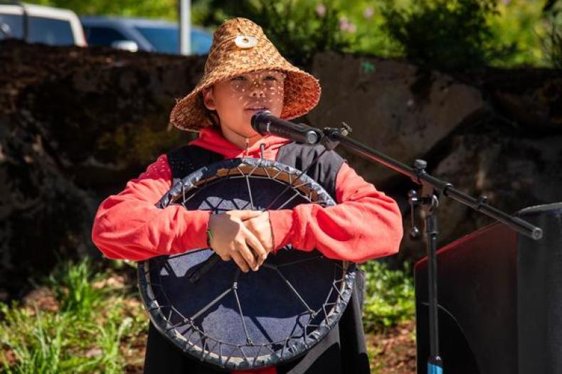 Performer Heli Etzel, Native name KÁNTELÁNEW̱
