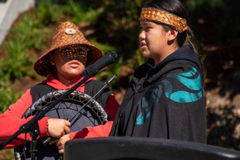 Performers Heli Etzel, Native name KÁNTELÁNEW̱ and Jordyn Seymour, Native name TELÁNEW̱OT